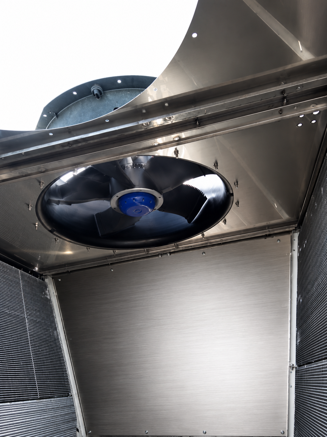 Descarga libre de aire caliente en ventilador de chiller