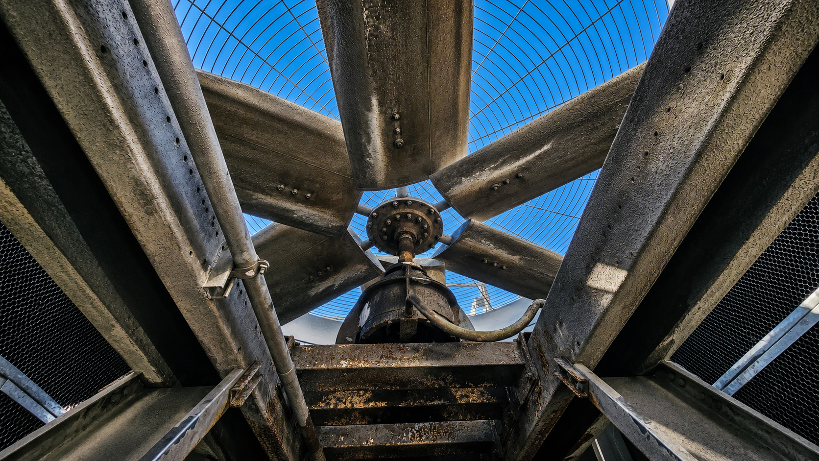 Torre de enfriamiento de tiro inducido con arreglo de ventiladores