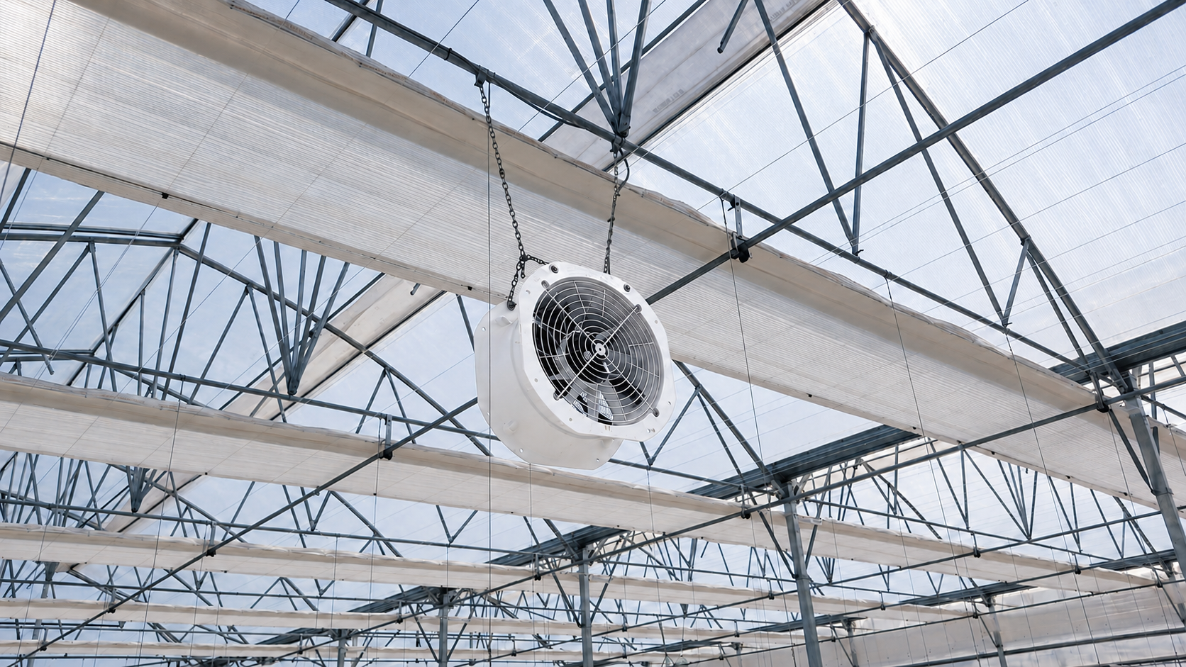 Ventilador blanco de recirculación suspendido en un invernadero